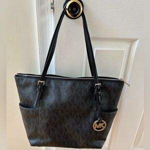 Michael Kors zippered shoulder bag, MINT CONDITION